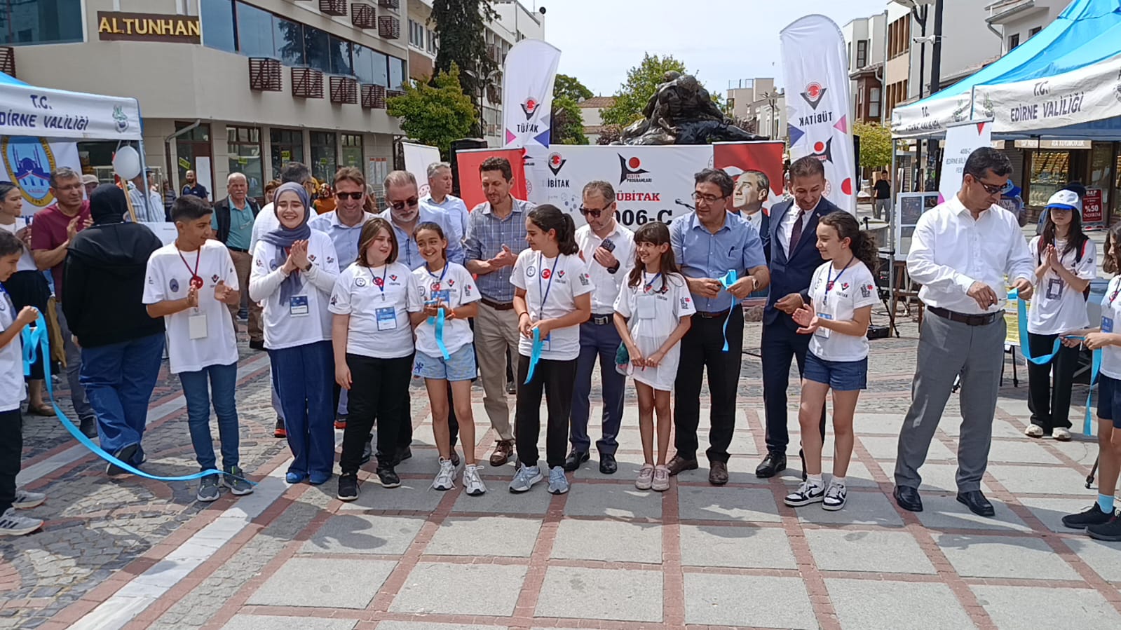 Edirne İl Milli Eğitim Müdürlüğü tarafından düzenlenen TÜBİTAK 4006-C Edirne Bilim Fuarları Festivali’nin açılışı törenle gerçekleştirildi.